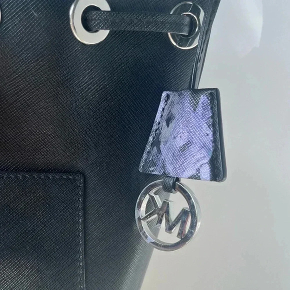 Michael Kors ,Greenwich Medium Bucket Leather Bag - Picture 2 of 7